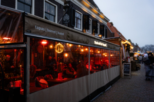 Verwarmd en overdekt terras bij Stadscafé de Tapperij